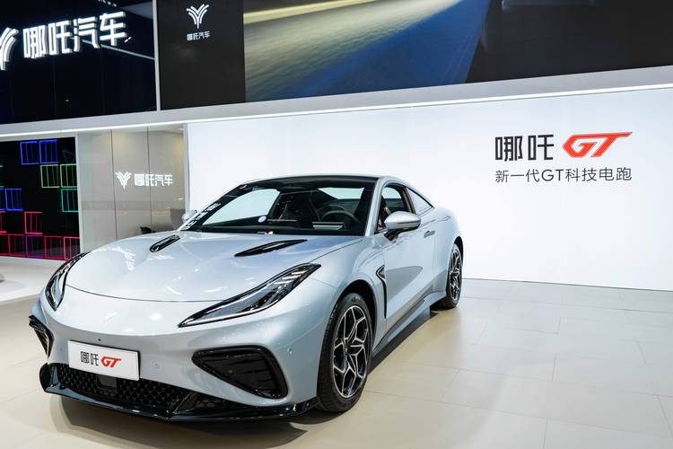 重庆175哪吒汽车在智能汽车领域的表现，领途汽车在新能源汽车市场中的影响力